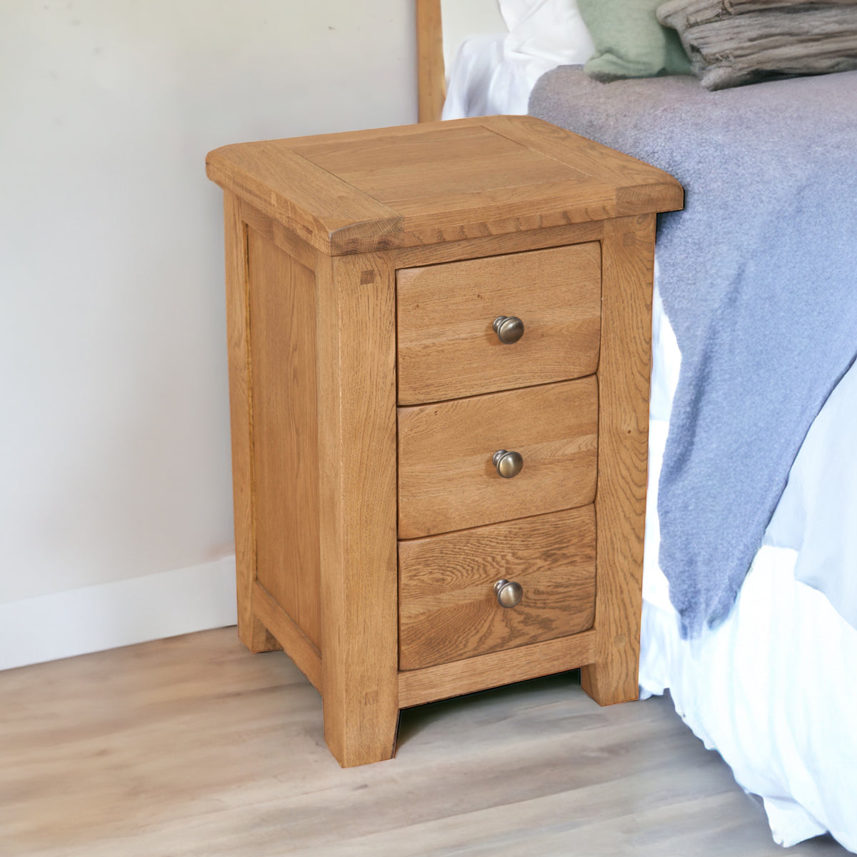 Traditional deals oak nightstand